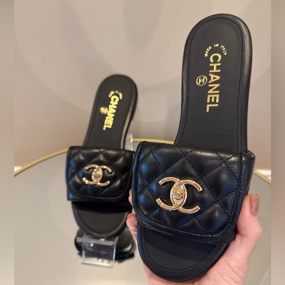 CHANEL Turnlock CC logo Quilted lambskin leather sandals sz 38